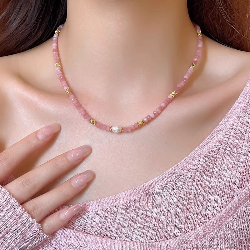 Natural pink stone beaded necklace with pearl pendant